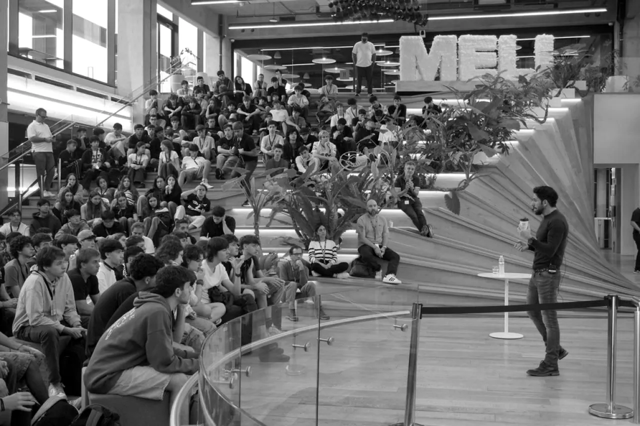 Daniel Rabinovich speaking to ORT students on the stands at Mercado Libre