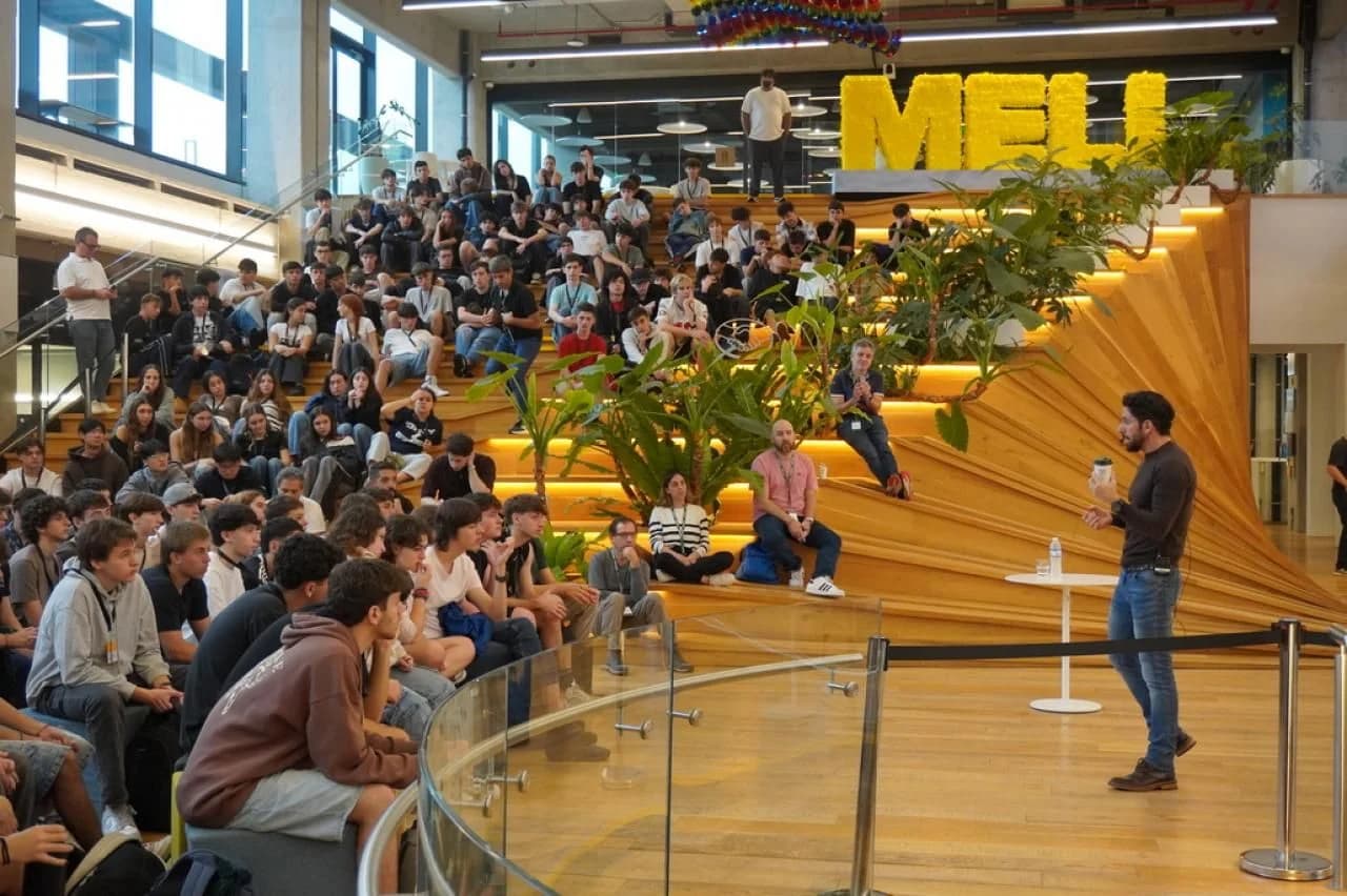 Daniel Rabinovich speaking to ORT students on the stands at Mercado Libre